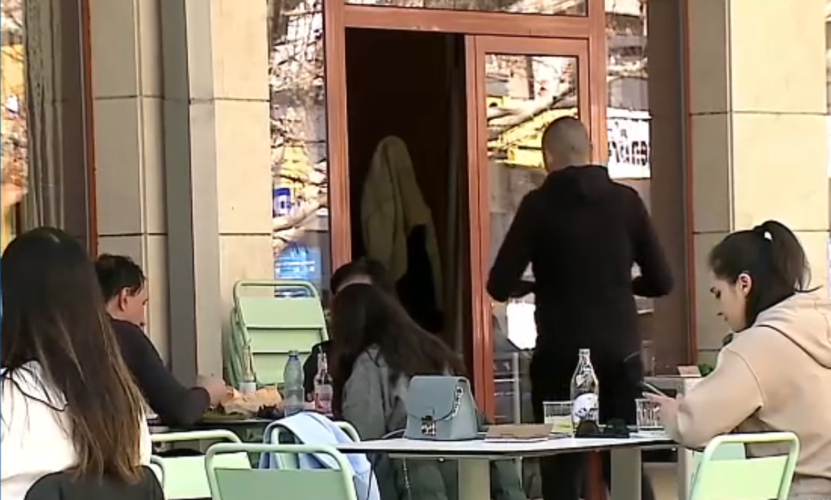 Impozitul pe bacșiș, pe cale de dispariție: parlamentarii PROPUN eliminarea acestuia