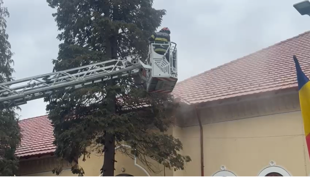 ALARMĂ falsă de incendiu la o școală din Târgu Jiu. Ce au descoperit, în schimb, pompierii ajunși la fața locului