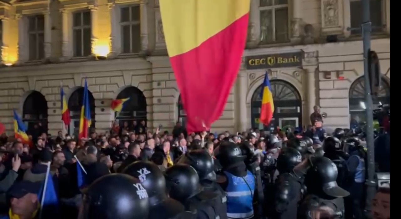Jandarmeria AVERTIZEAZĂ cu privire la dezinformări pe rețelele sociale: „Polițiștii sub acoperire” cu canistre de benzină la un protest sunt fake-news