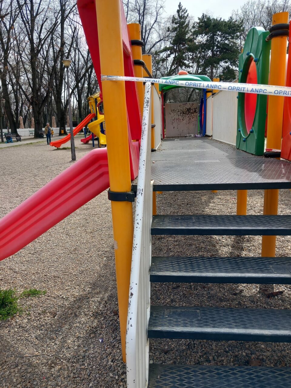 ANPC a sigilat toate locurile de joacă din Parcul Regele Mihai I. Administratorul a fost amendat cu 50.000 lei