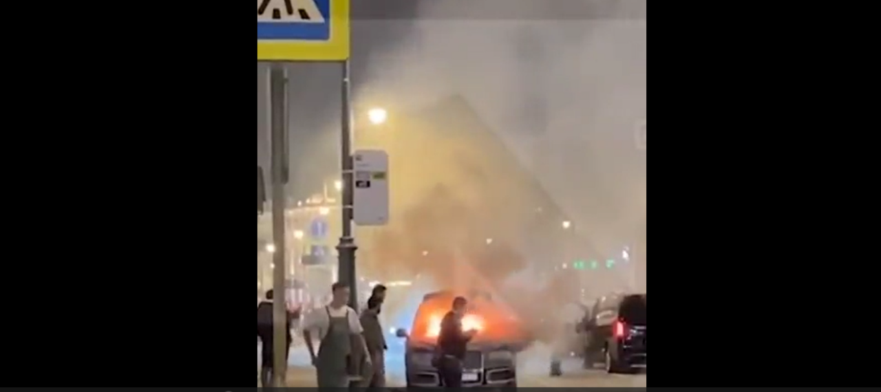 O limuzină din flota lui Putin a EXPLODAT și apoi a luat foc, lângă sediul Serviciului de Informații al Rusiei din Moscova