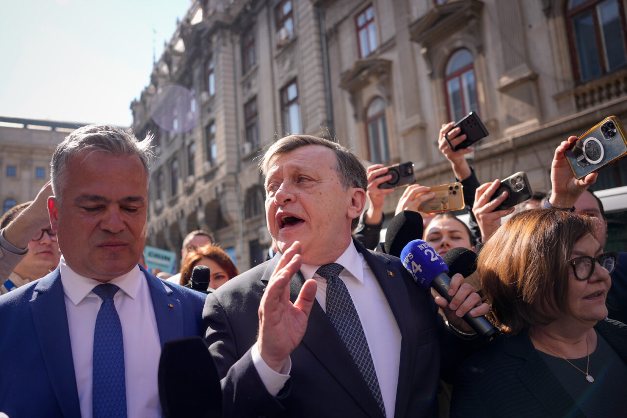 Discurs de PREZIDENȚIABIL cu semnul victoriei, cruce și fără DISCUȚII cu presa / Crin Antonescu: Nu acum. Vă stau la DISPOZIȚIE de mâine, pentru 5 ani