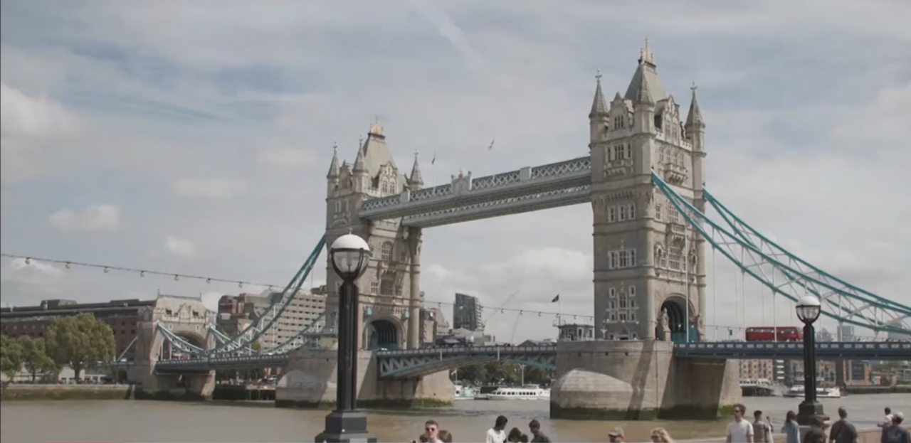 Ce au PĂȚIT doi părinți români din Marea Britanie, după ce copilul lor a lipsit nemotivat de la școală timp de 12 zile