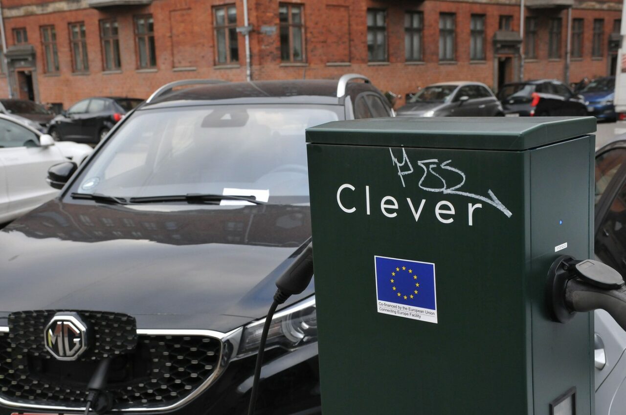 Comisia Europeană vrea să stimuleze cererea pentru vehicule ELECTRICE prin acordarea de facilități companiilor din UE