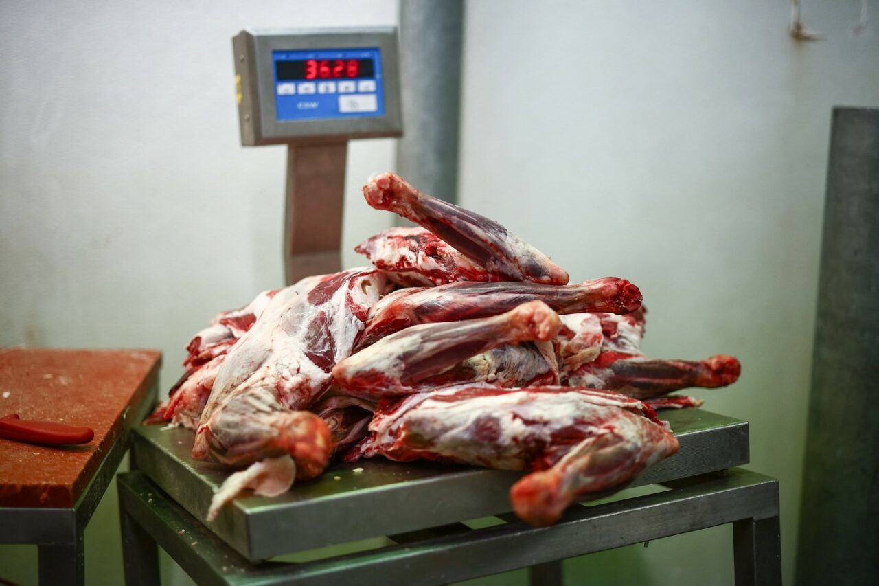Masa de Paște din acest an, mai SCUMPĂ. Cu cât a ajuns să se vândă carnea de miel