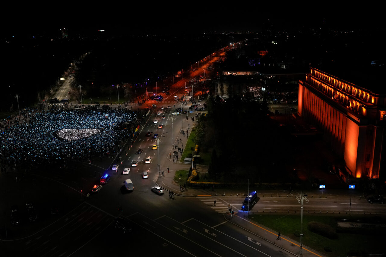 Mii de oameni la mitingul pro-european. Piața Victoriei a devenit o mare de albastru când oamenii au aprins luminițe și au cântat Imnul UE