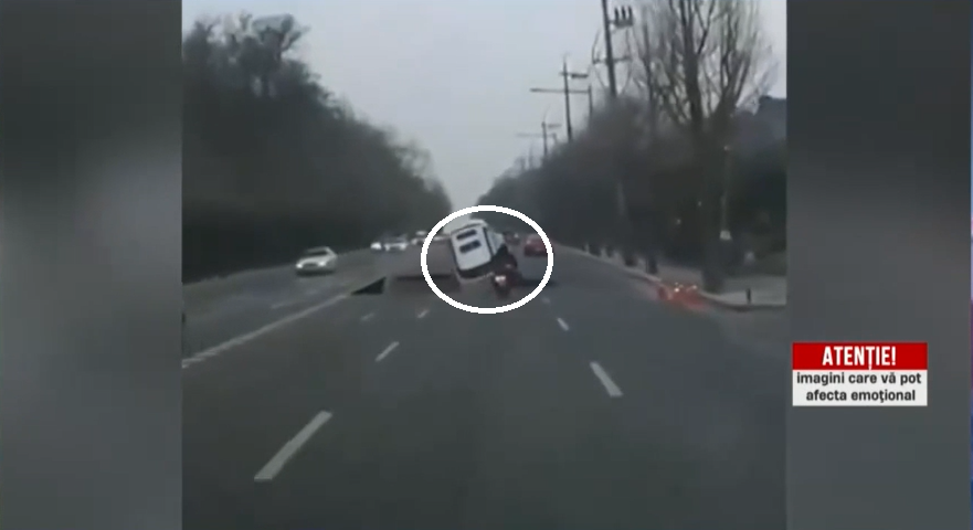 Un motociclist a MURIT, după ce a căzut într-o groapă apărută brusc în asfalt. Momentul tragic a fost filmat