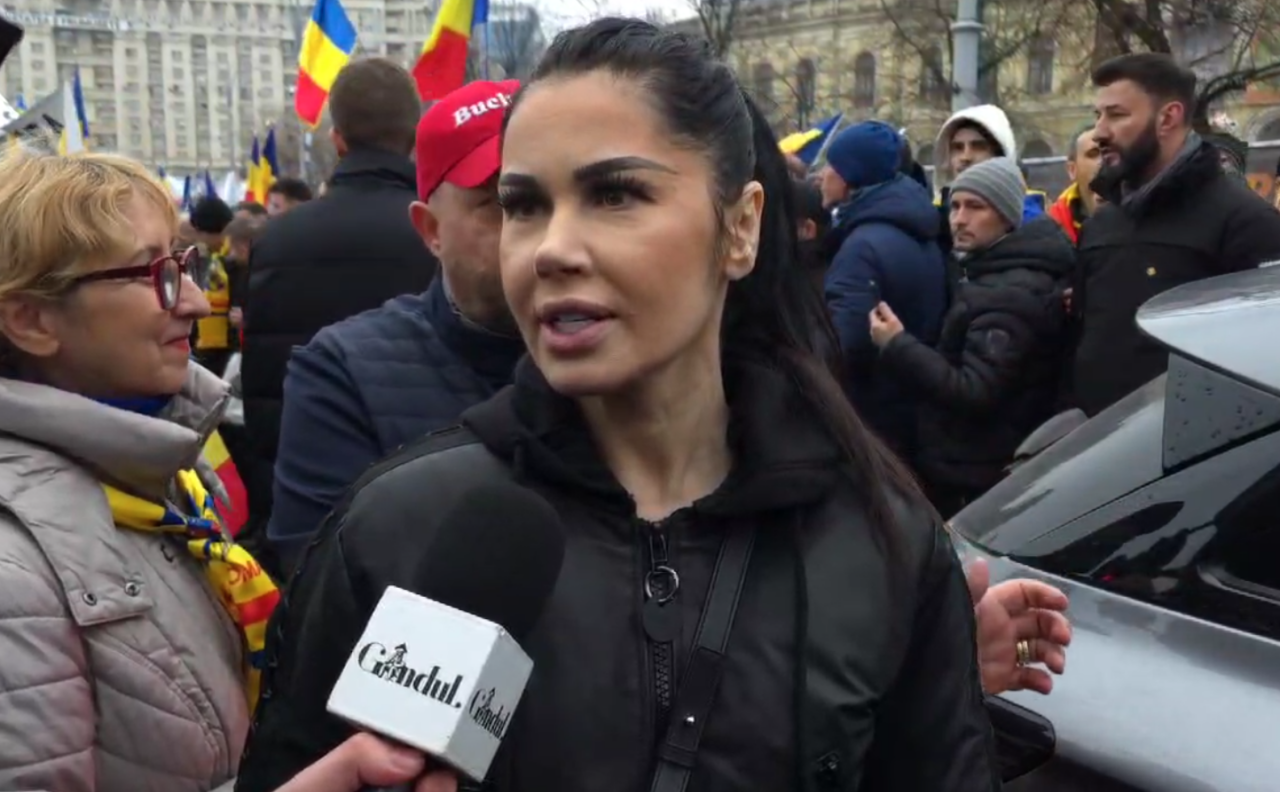 Oana Zăvoranu,  printre simpatizanții prezenți la protest/ „Nu e ceva care să nu-mi placă la Călin Georgescu”