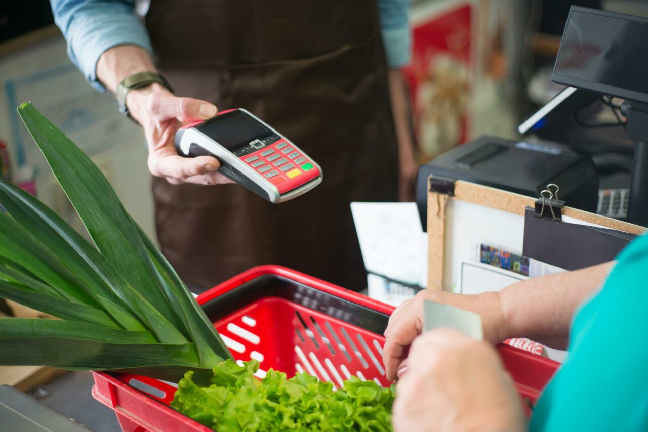 Vor EXPLODA sau nu prețurile până la Paște? Tánczos Barna crede că nu, economiștii îl contrazic