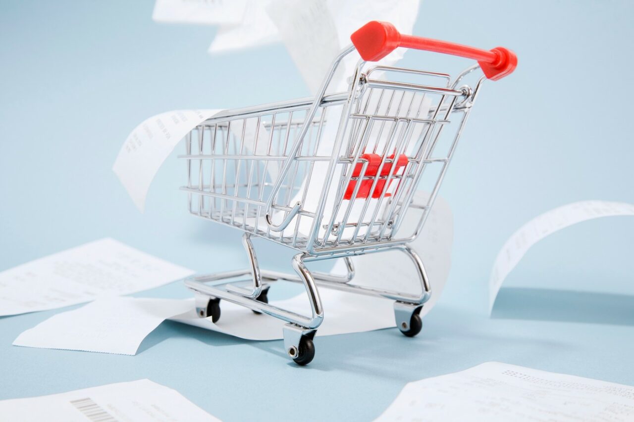 Cum schimbă CRIZA economică obiceiurile de cumpărături ale românilor. Magazinele de tip discount câștigă teren