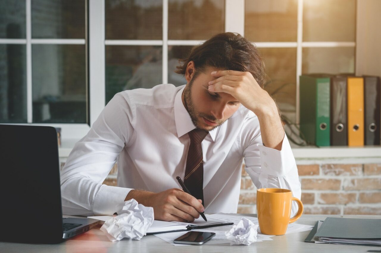 Angajații români, tot mai NEMOTIVAȚI la locul de muncă. 60% dintre aceștia nu se simt apreciați