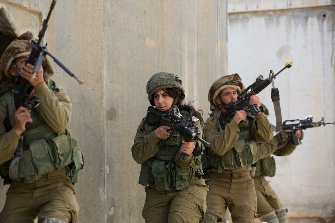 O țară membră UE va introduce serviciul militar obligatoriu și pentru femei începând din 2026, inspirându-se după modelul israelian