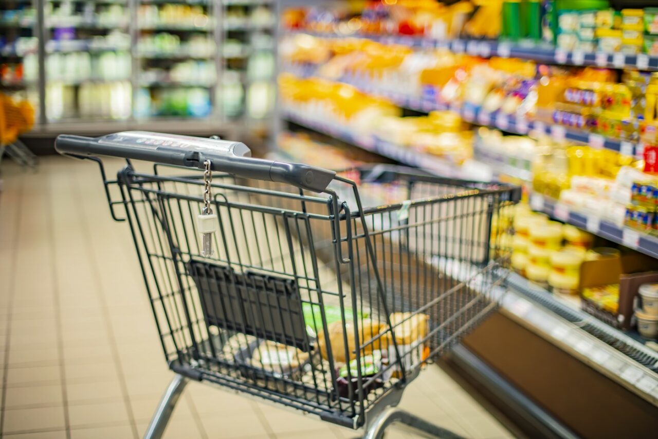 Un ALIMENT de bază consumat în multe gospodării începe să devină un „lux” pentru mulți români după ce prețurile au explodat în supermarketuri