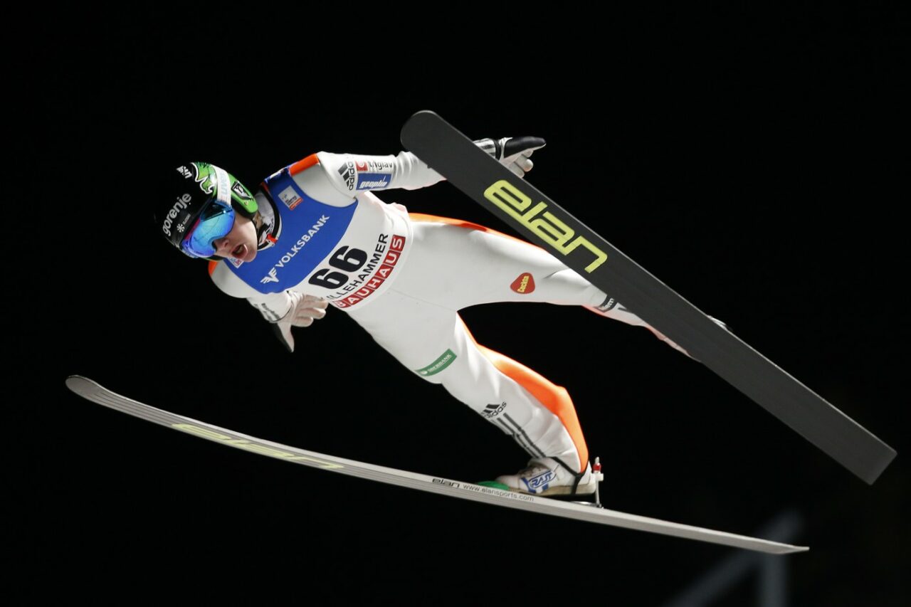 Performanță istorică la Cupa Mondială. Sportivul Domen Prevc a stabilit un nou RECORD la săriturile cu schiurile