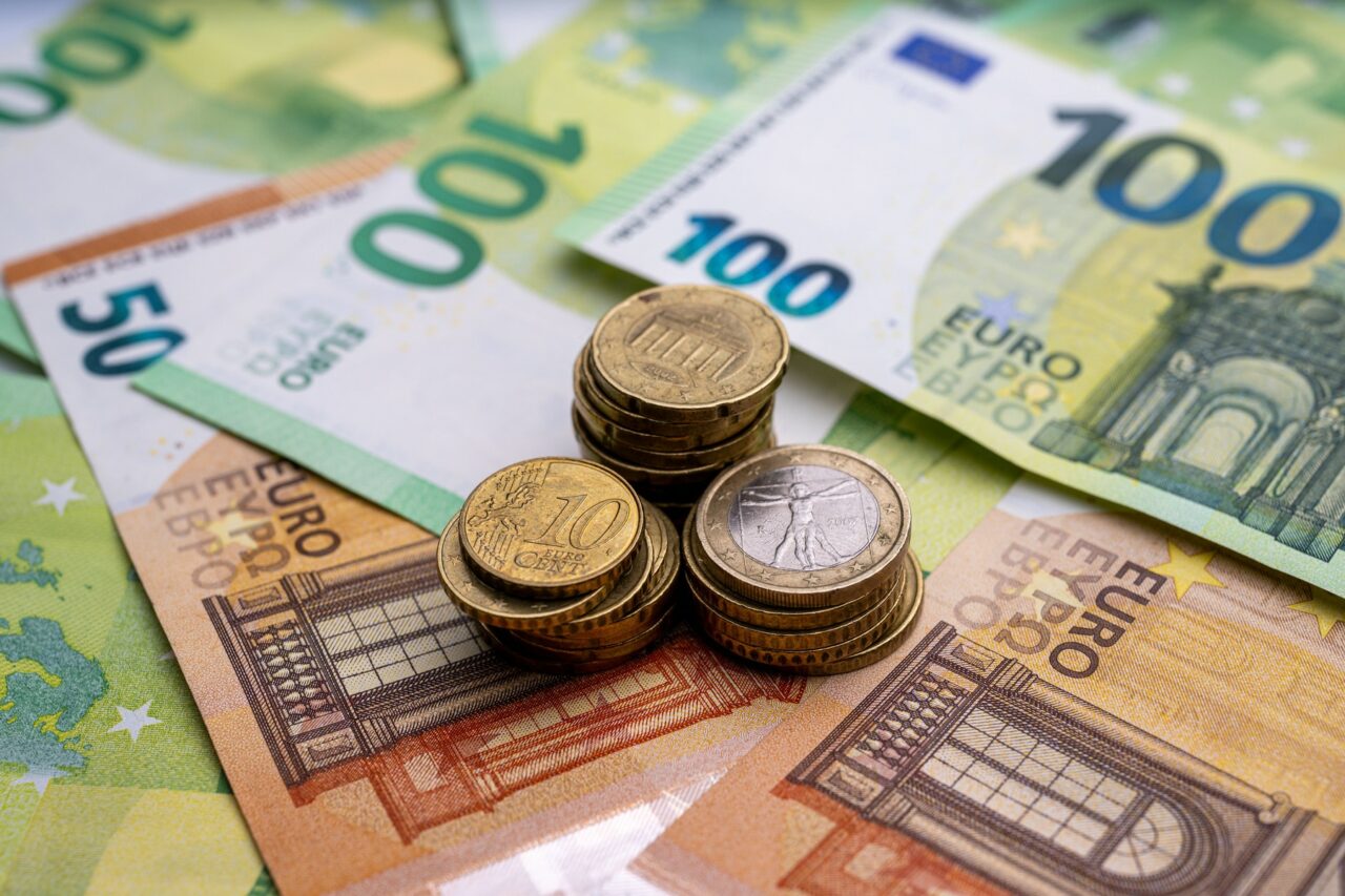 Un SAT întreg, situat pe coastă, a fost scos la vânzare cu doar 89.000 de euro. „Dacă tăiați buruienile, se vede marea”