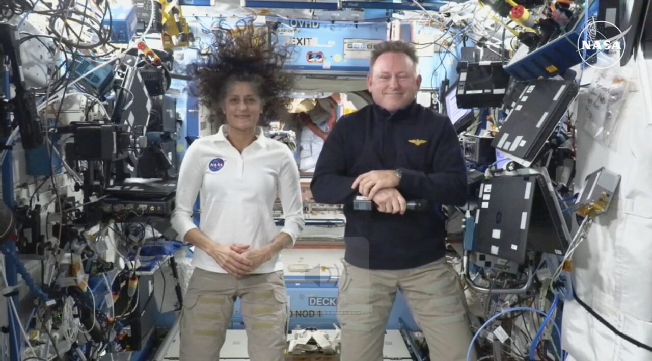 Cei doi astronauți americani, afectați RADICAL de cele 9 luni petrecute în spațiu. Sunt vizibil îmbătrâniți și slăbiți
