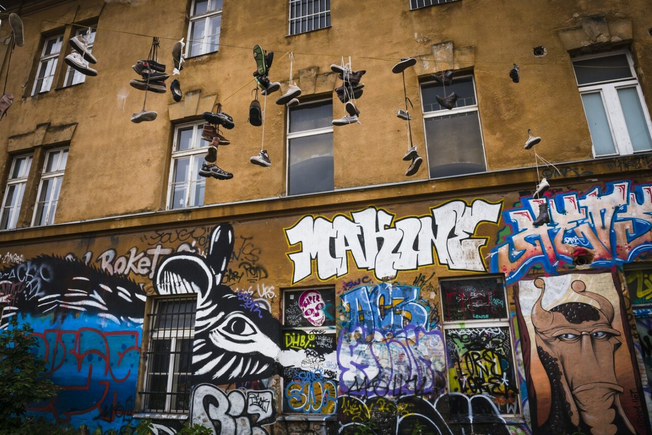 Proprietarii de apartamente, somați să curețe fațadele vandalizate. AMENZI de până la 5.000 de lei: „Ce vină avem noi”