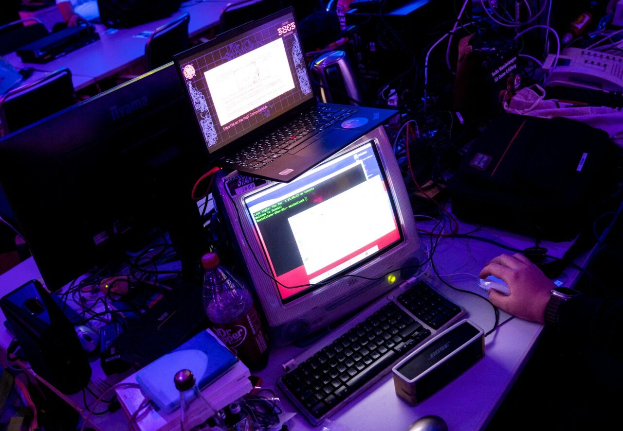 Doisprezece cetățeni chinezi au fost inculpați în SUA în legătură cu campanii de HACKING la nivel mondial