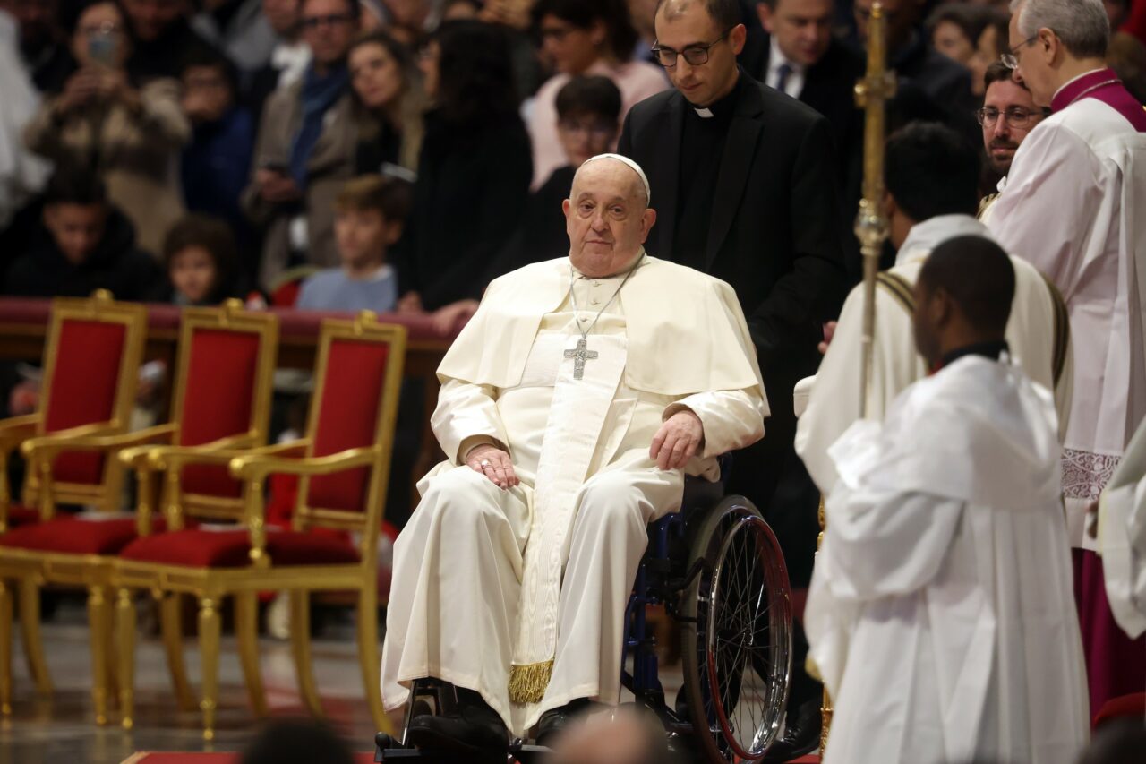 Papa Francisc le mărturisește din spital credincioșilor că se simte „fragil”, în timp ce se confruntă cu „o perioadă de încercare”