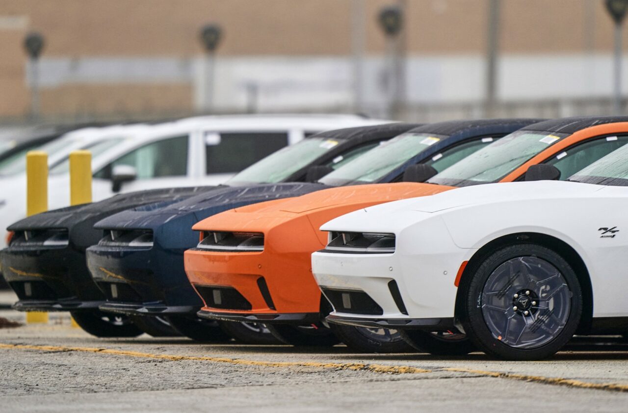 Producătorii și dealerii auto din SUA: Prețurile mașinilor vor CREȘTE cu 25% din cauza taxelor vamale ale lui Donald Trump pentru Canada și Mexic