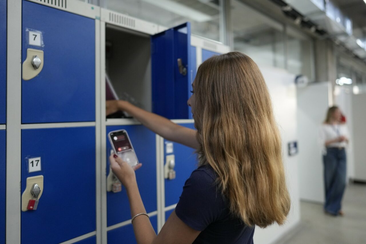 Un expert în educație îndeamnă ca întreaga Europă să urmeze exemplul Danemarcei privind interzicerea telefoanelor în școli