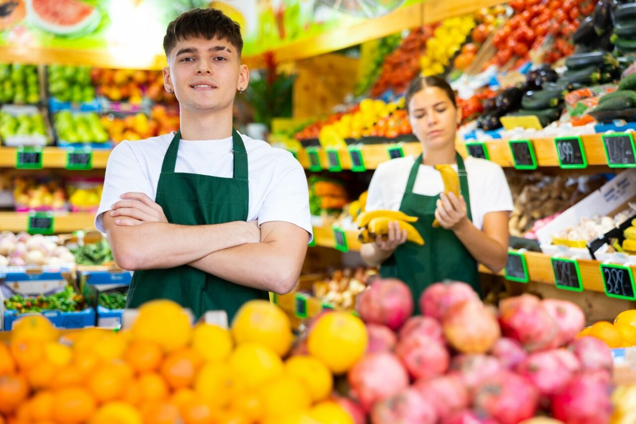 Trucul secret al supermarketurilor prin care mențin fructele și legumele PROASPETE mai mult timp. De ce se strică rapid în casă