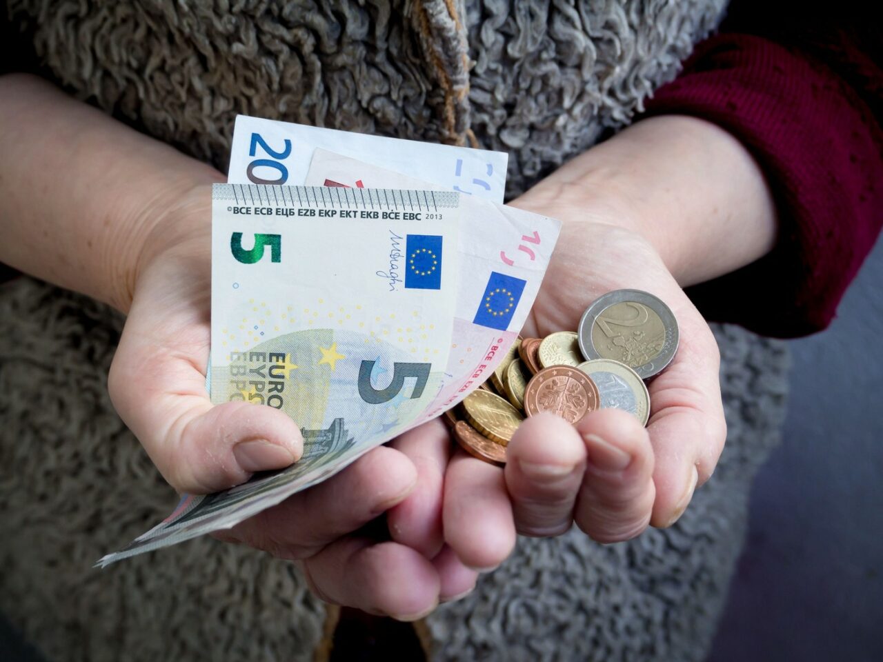 Caz grav de SCLAVIE cu muncitori români în Belgia. Erau forțați să lucreze 360 de ore pe lună în condiții inumane. Salariile erau confiscate