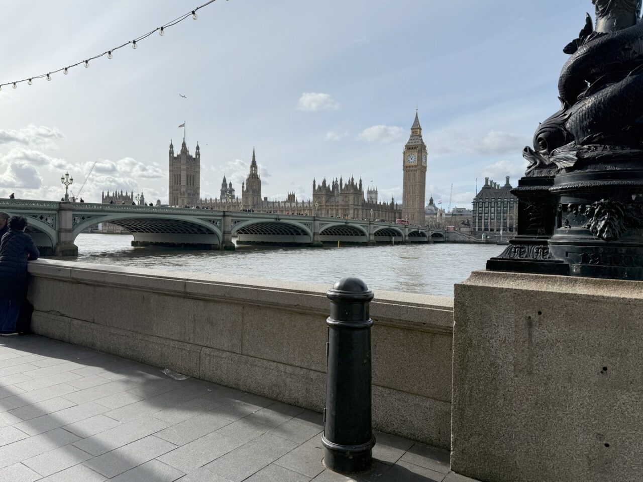 De la 1 aprilie 2025, turiștii românii trebuie să plătească o TAXĂ de intrare în Marea Britanie. Ce presupune autorizația electronică de călătorie