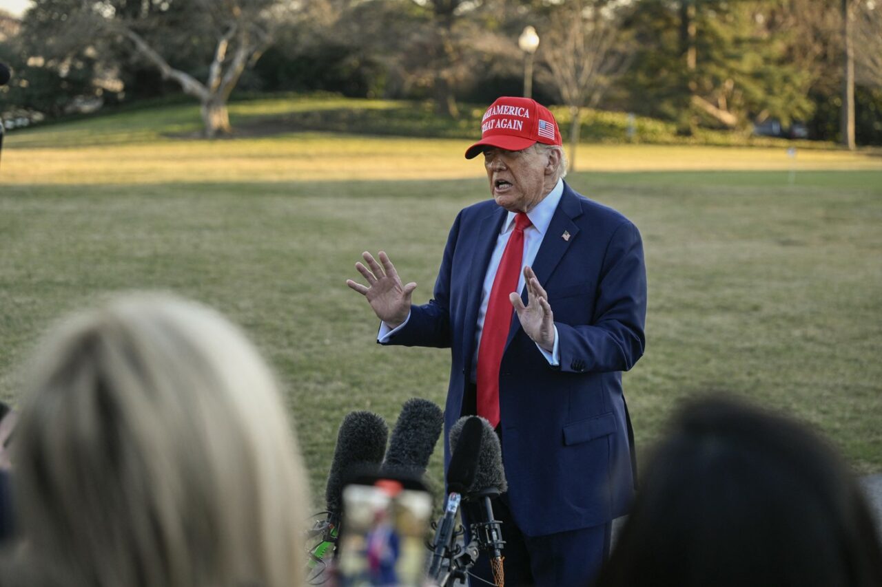 Trump vrea „pace imediată” în UCRAINA și critică atitudinea lui Zelenski /Președintele SUA afirmă că Putin este favorabil opririi războiului