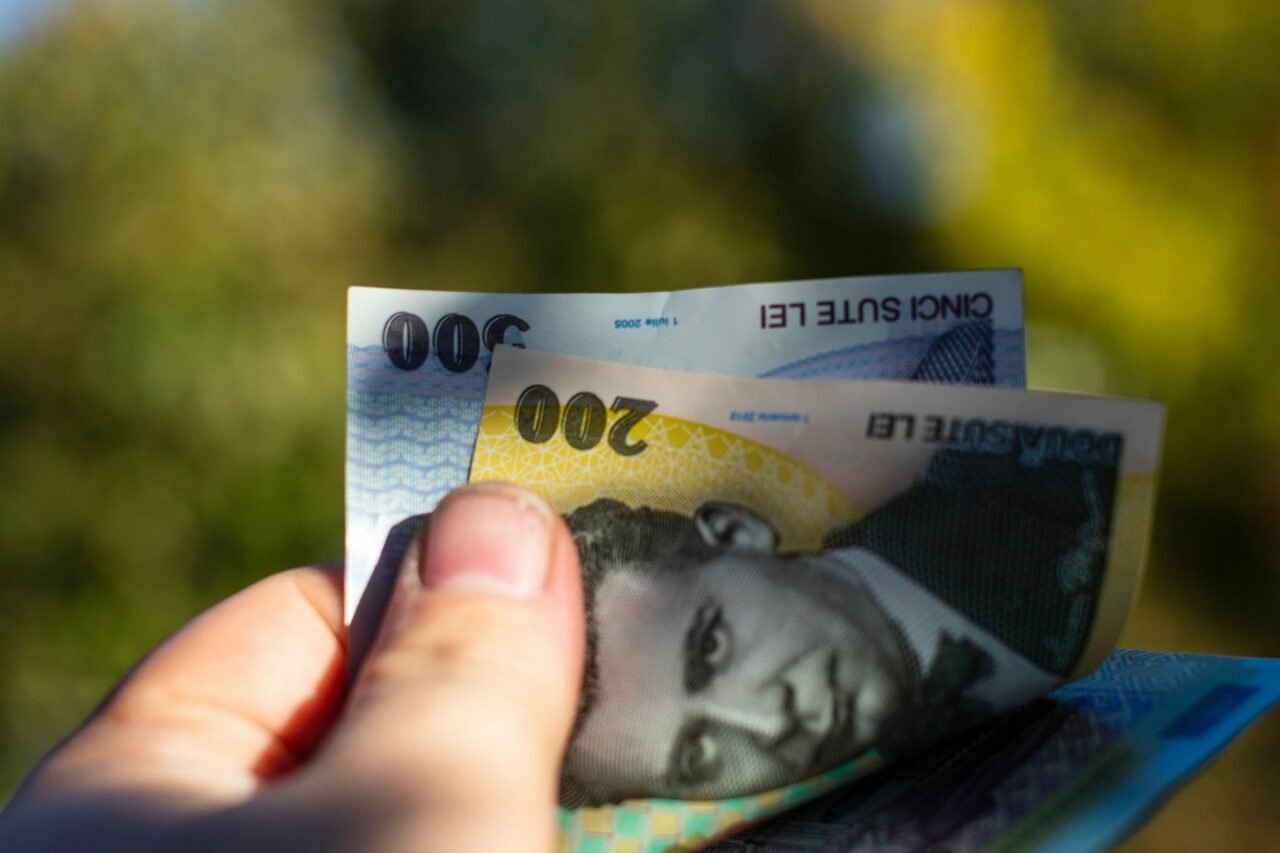 ANAF, cu ochii pe banii românilor. Transferurile bancare între membrii familiei ar putea fi impozitate cu 70%