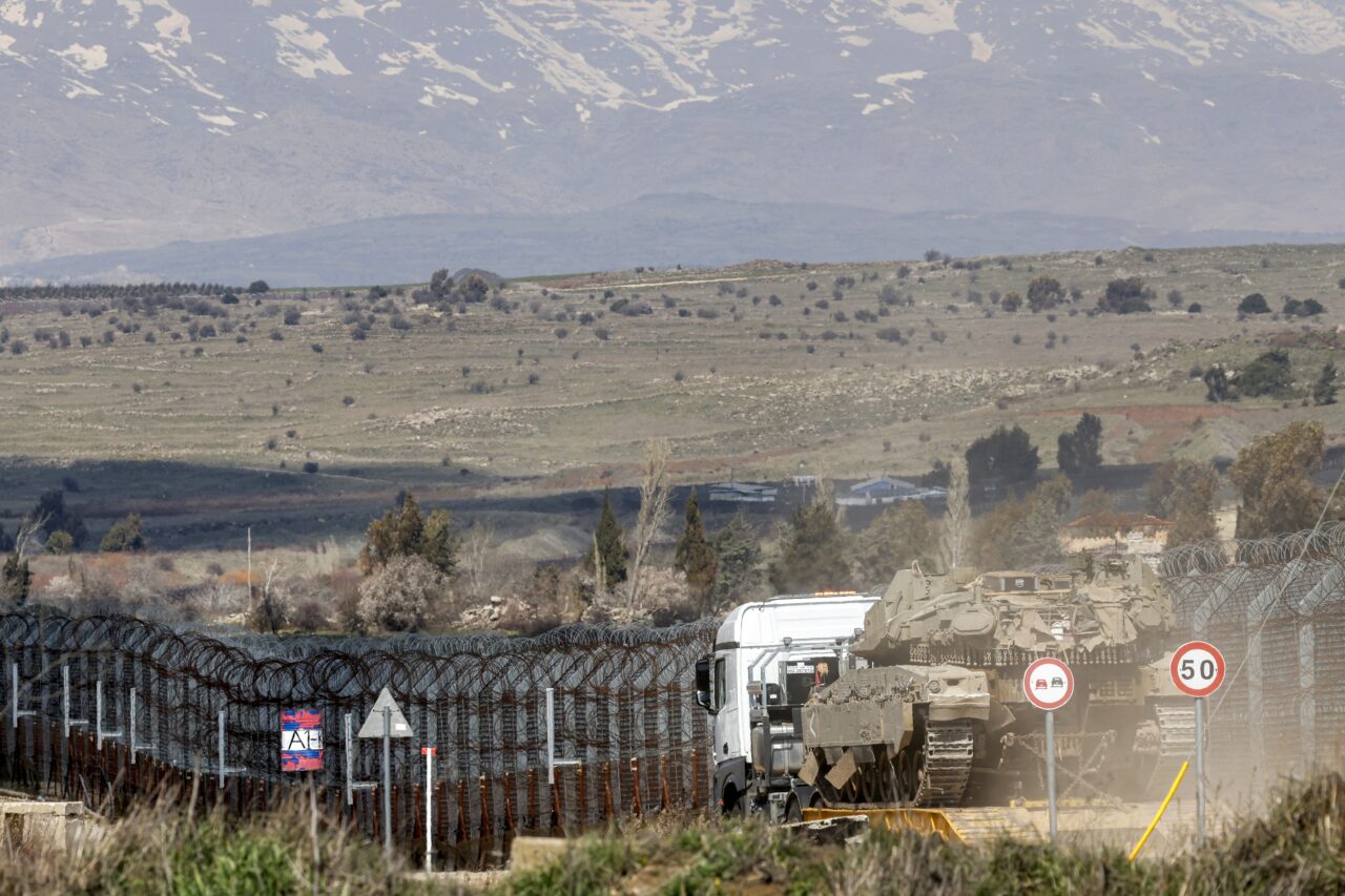 Avioane militare israeliene au bombardat depozite de armament din SIRIA