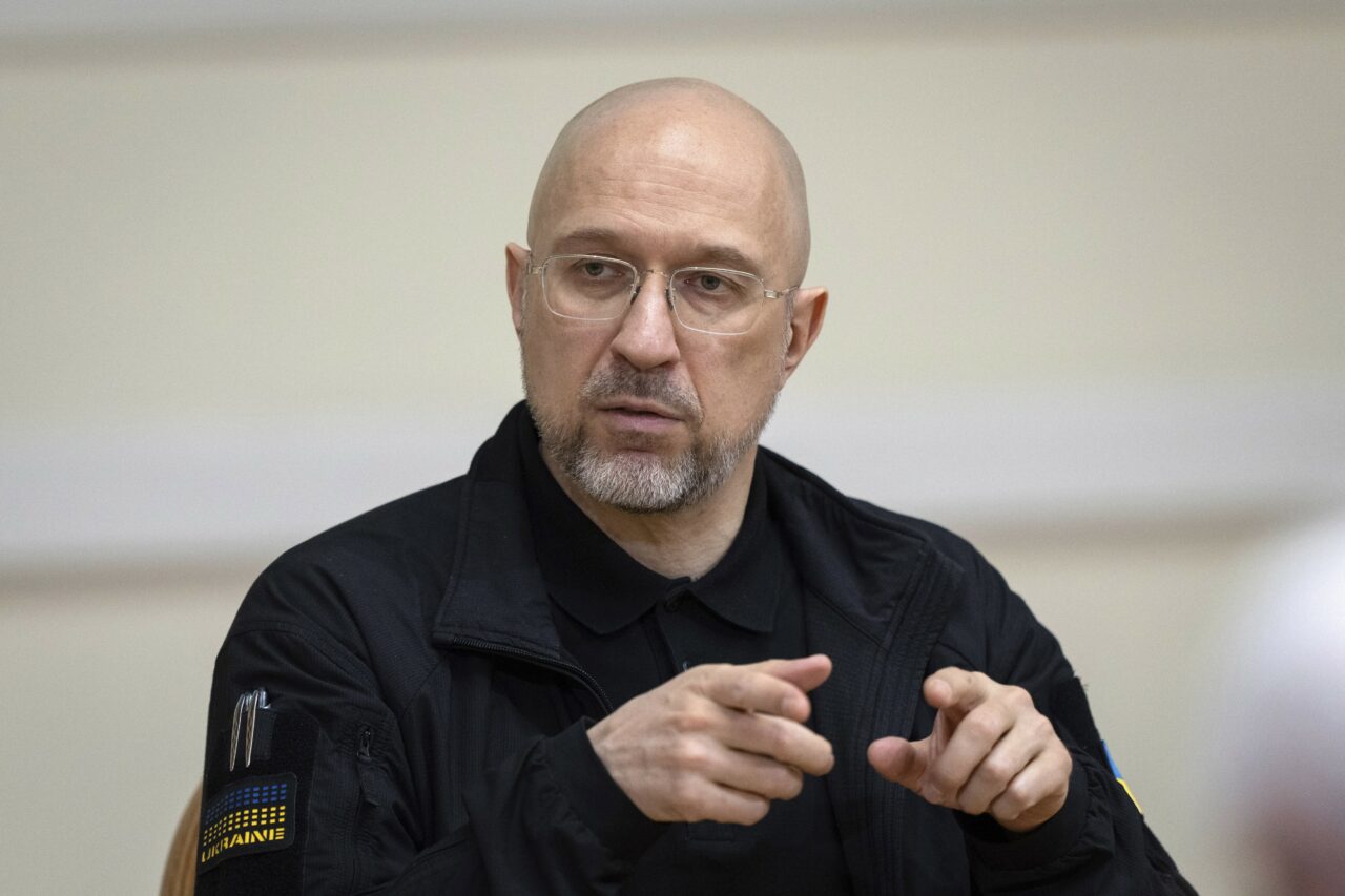 Premierul Ucrainei susține că forțele militare pot menține linia frontului în pofida suspendării asistenței de către SUA