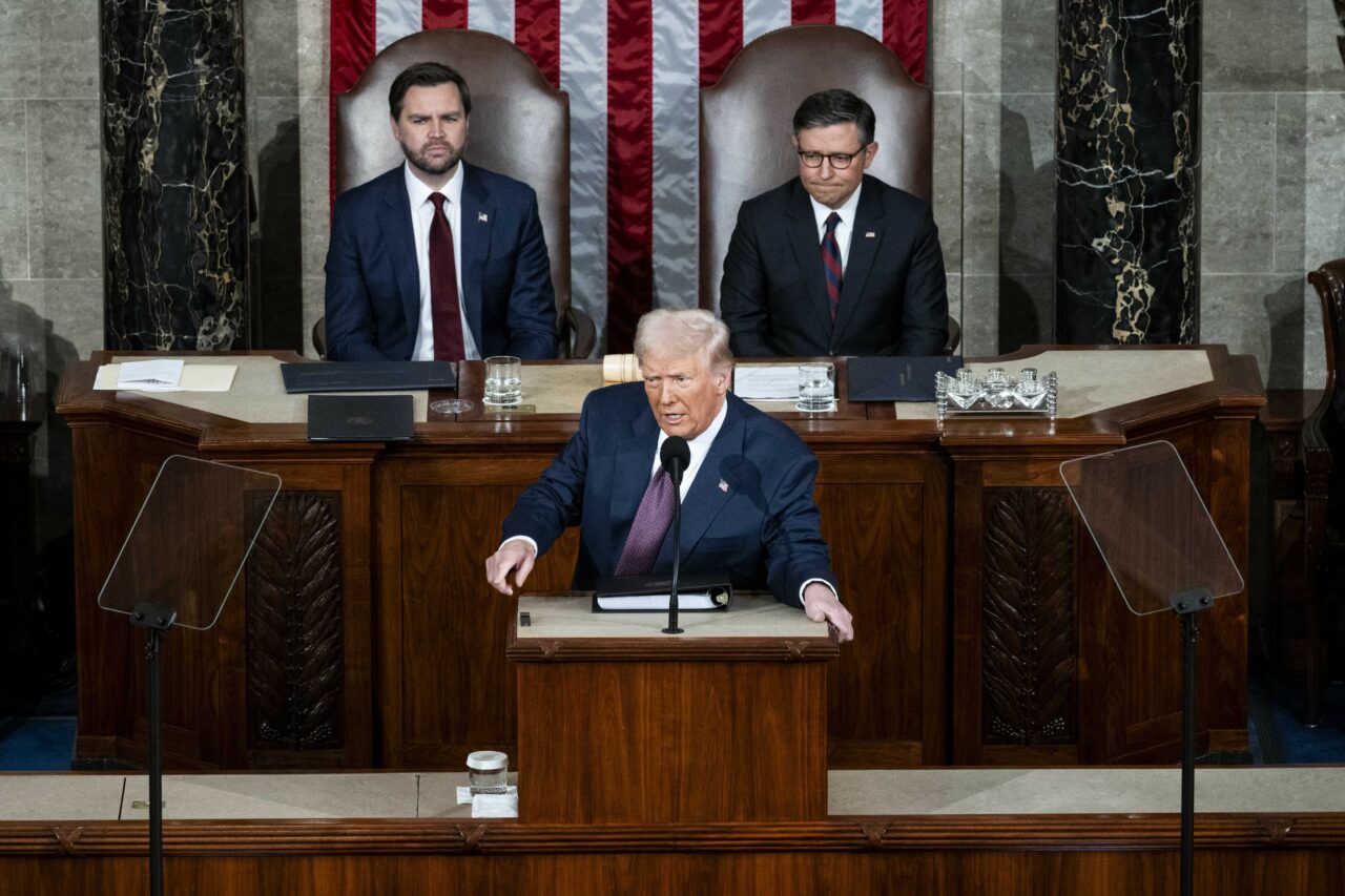 Trump amână aplicarea taxelor vamale în relația cu MEXICUL și îl critică pe premierul Canadei
