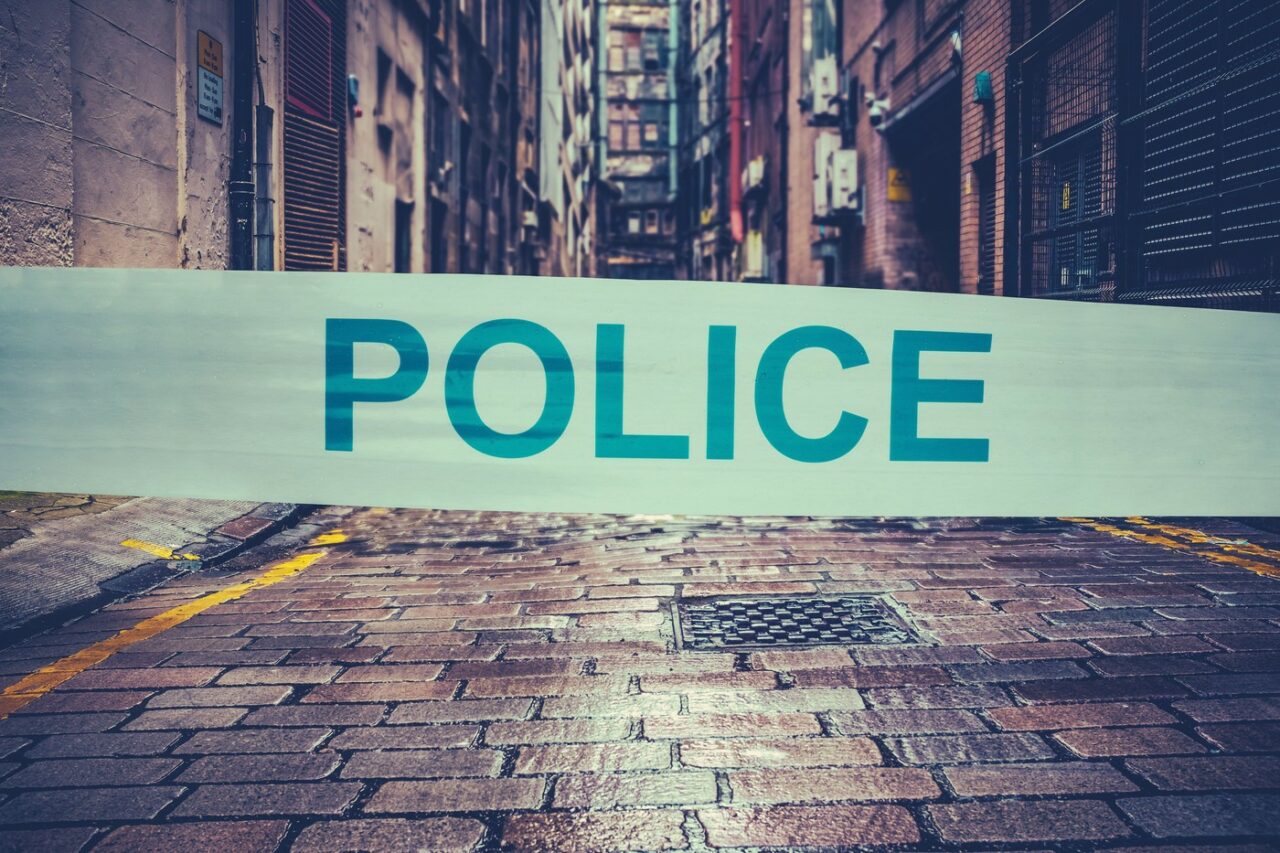 Descoperire MACABRĂ lângă o biserică din Londra. Trupul neinsuflețit al unui nou-născut, găsit într-o pungă. Apelul poliției către mamă
