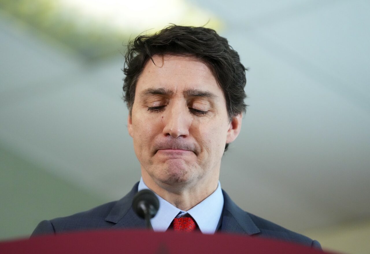 Justin Trudeau nu și-a putut stăpâni lacrimile după ce a dezvăluit în fața presei că a fost INSULTAT la telefon de Donald Trump