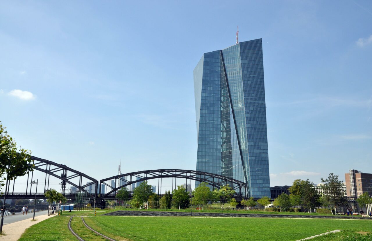 Bloomberg: BCE nu va fi ferită de CUTREMURUL financiar al Europei /Politica monetară trebuie să facă față suplimentării creditelor Germaniei