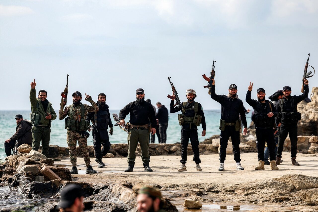 Noul regim din Siria anunță încheierea operațiunilor împotriva forțelor LOIALE lui Assad. 750 de civili, UCIȘI în două zile de luptă