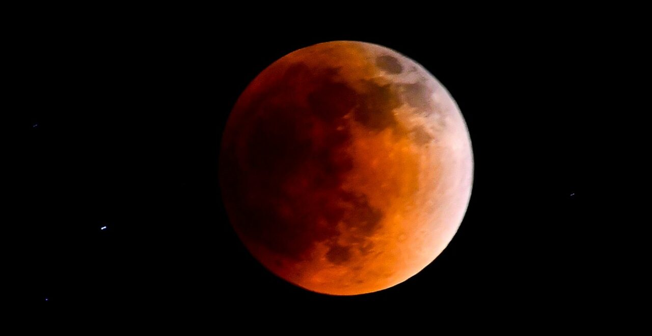 Spectacol nocturn: Luna va deveni sângerie în urma unei ECLIPSE lunare. La ce oră va putea fi admirat fenomenul din România