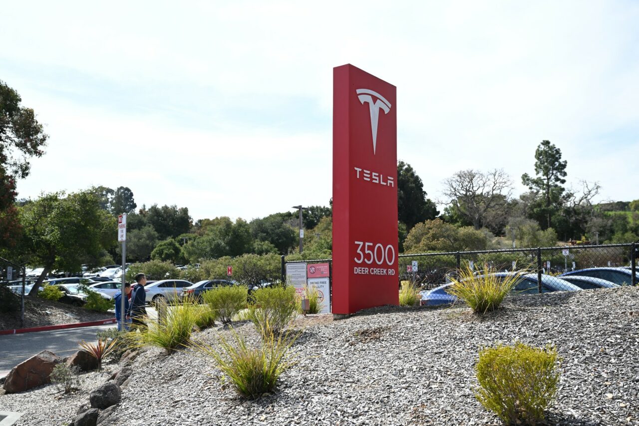 TESLA avertizează că ar avea de suferit ca urmare a „războiului” taxelor vamale
