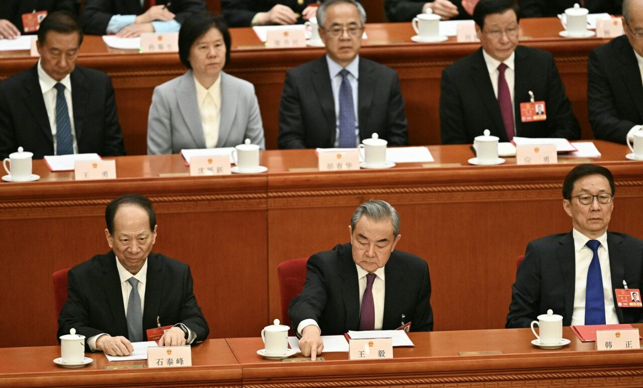 China va organiza o întâlnire cu Rusia și Iranul pentru a discuta despre programul NUCLEAR iranian, în contextul presiunilor făcute de Trump