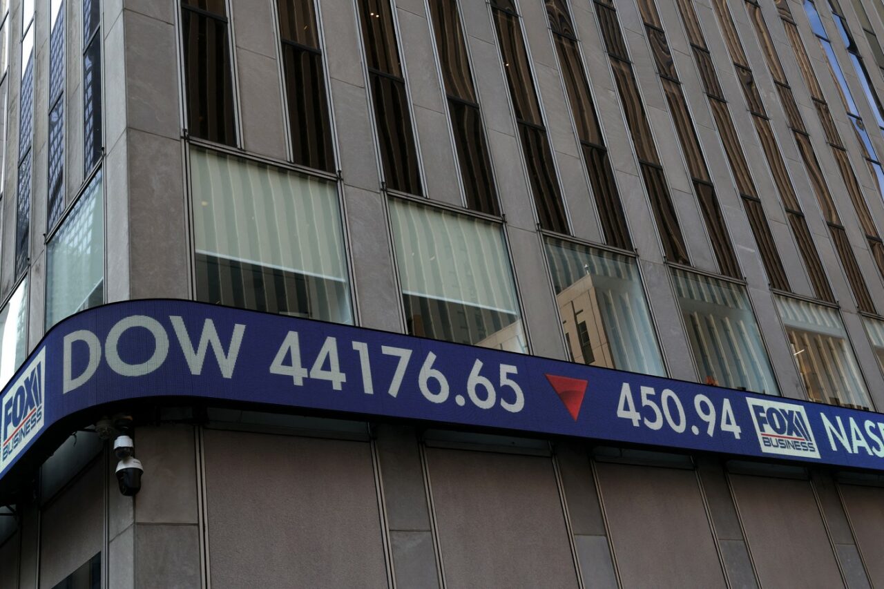 Financial Times: Economiștii avertizează că taxele vamale și INCERTITUDINEA vor încetini creșterea economică și vor accelera inflația în SUA