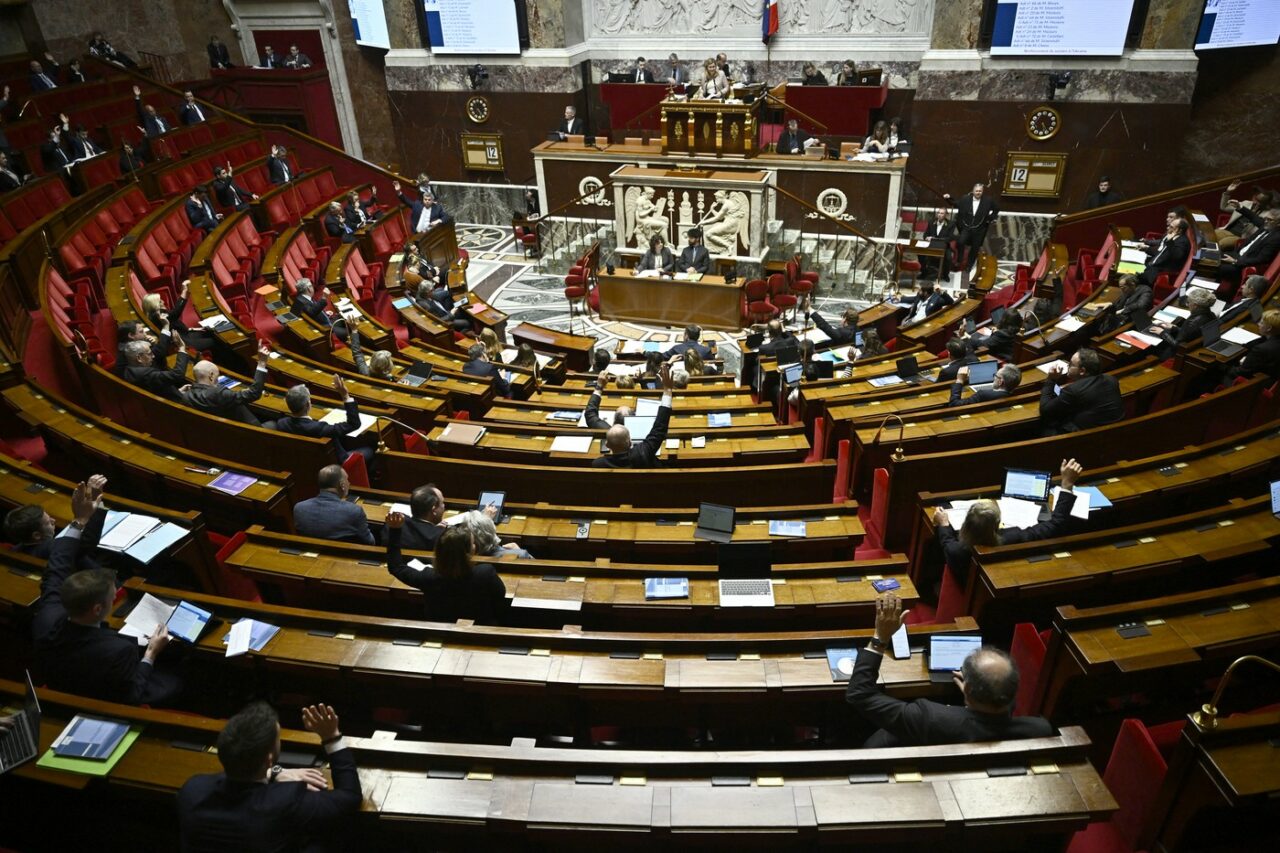 Parlamentul din Franța adoptă o REZOLUȚIE pentru susținerea Ucrainei și confiscarea activelor rusești înghețate