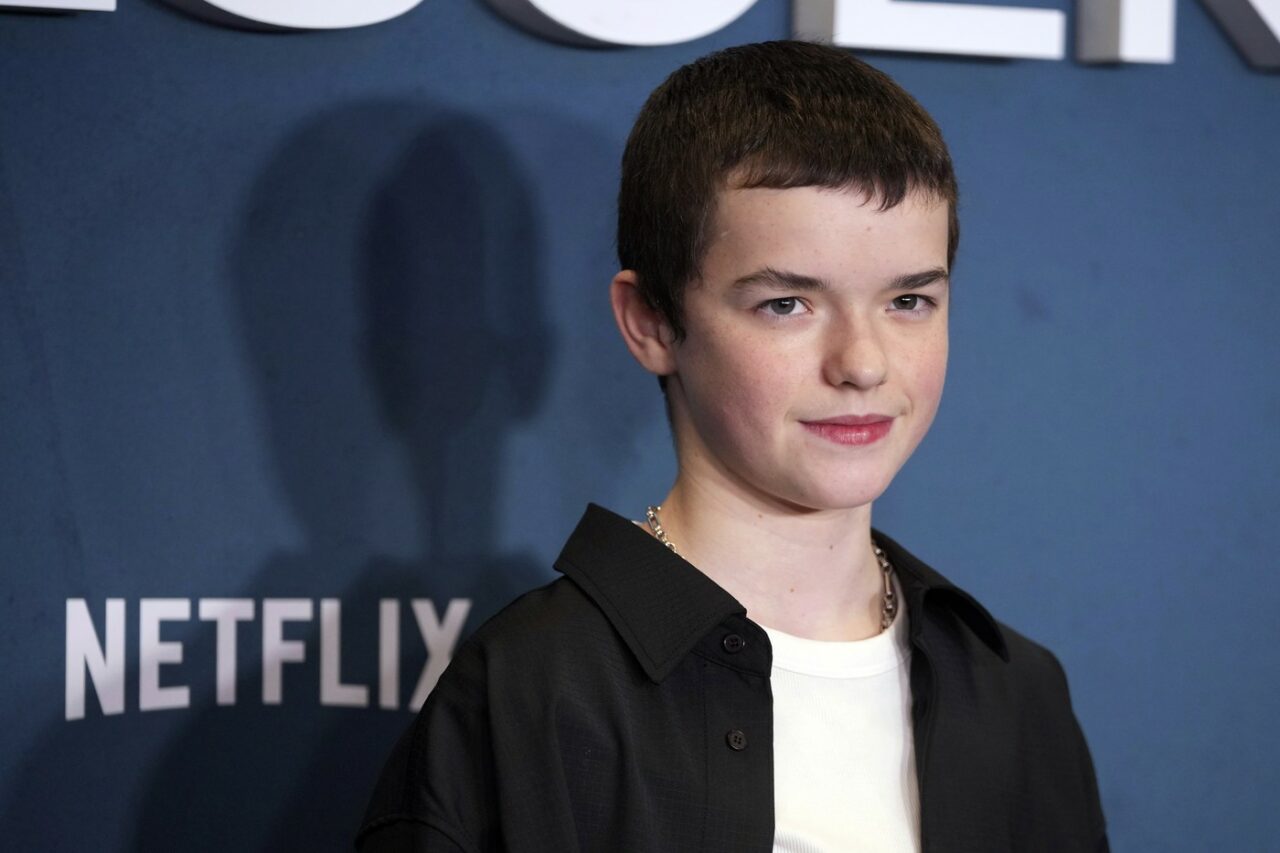 Starul de 15 ani al mini-seriei de succes „Adolescence”, distribuit în noua adaptare a FILMULUI „La răscruce de vânturi”, alături de Margot Robbie