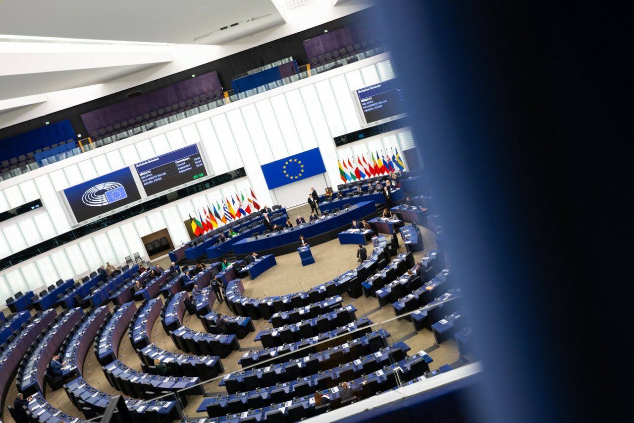 Mai multe arestări efectuate de procurorii belgieni într-un caz de CORUPȚIE în Parlamentul European. Huawei ar fi implicată