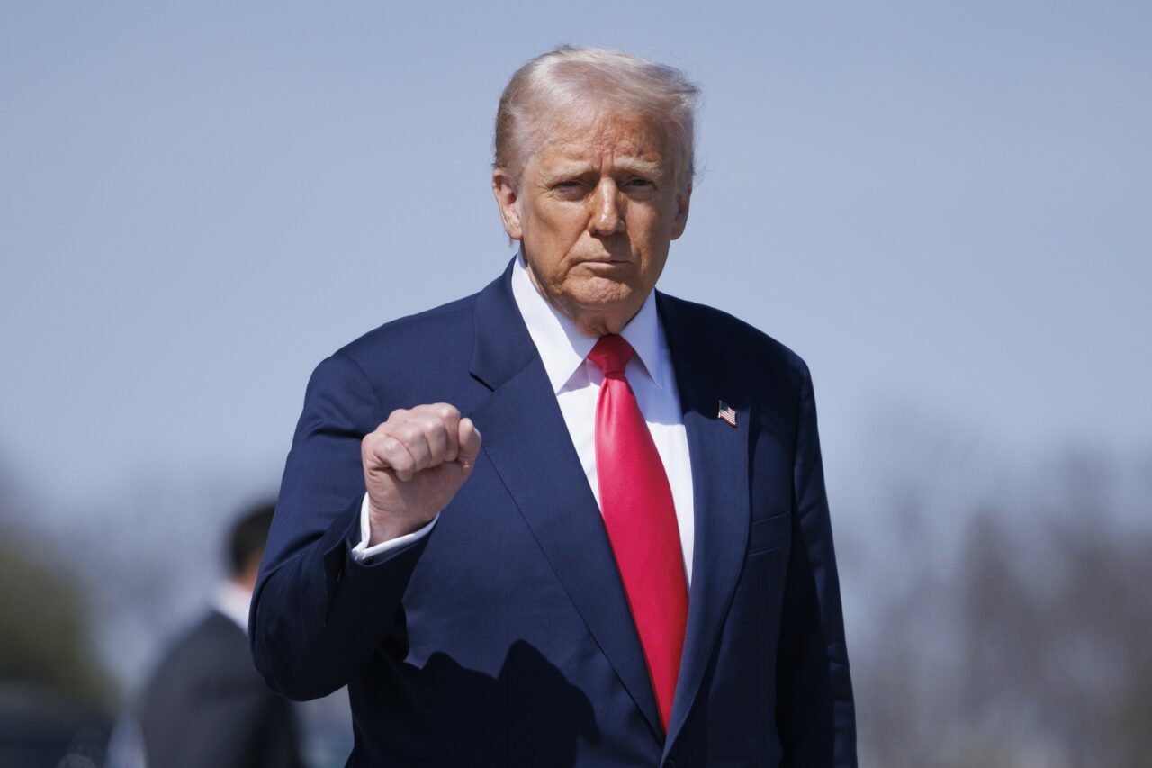 SONDAJ: Tot mai mulți americani consideră că acțiunile lui Donald Trump în ceea ce privește economia sunt incoerente