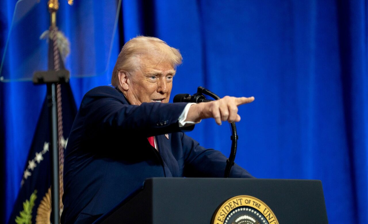 Ordin executiv semnat de Trump. Reduceri de BUGET la șapte agenții, inclusiv cea care supervizează Radio Europa Liberă și Vocea Americii