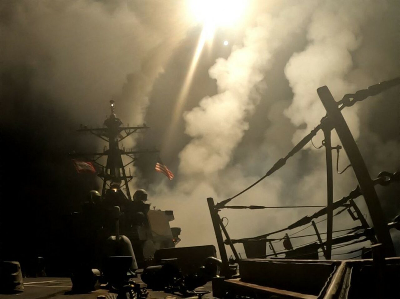 Rebelii Houthi au anunțat că au atacat un portavion și nave de război americane, într-o ripostă la raidul aerian al SUA, care a ucis 53 de persoane