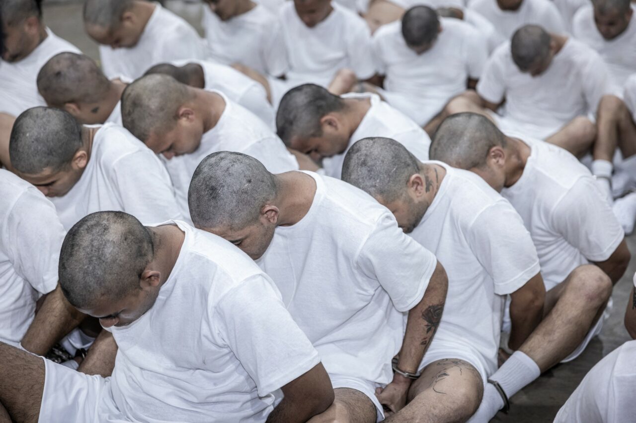 Administrația Trump, acuzată că ar fi DEPORTAT mai mulți migranți în Venezuela, încălcând o hotărâre a instanței. Casa Albă neagă acuzațiile