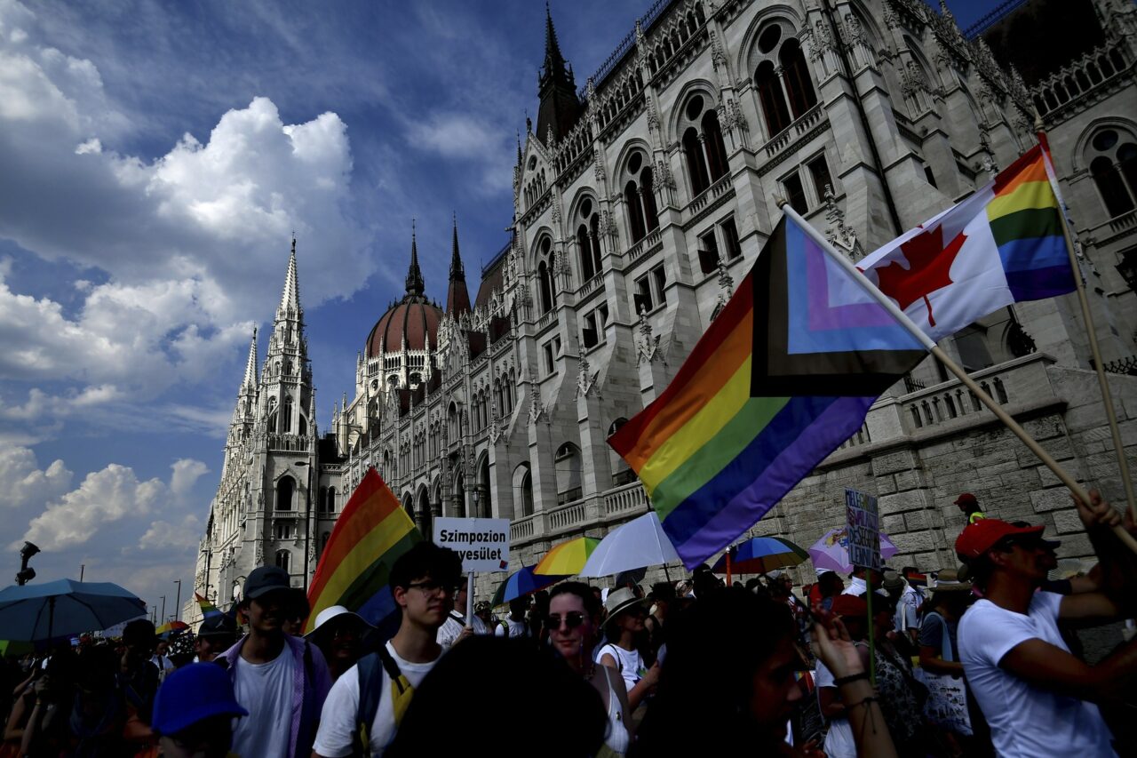 Ungaria: FIDESZ solicită interzicerea paradei gay de la Budapesta. Guvernul vrea să folosească recunoașterea facială a participanților