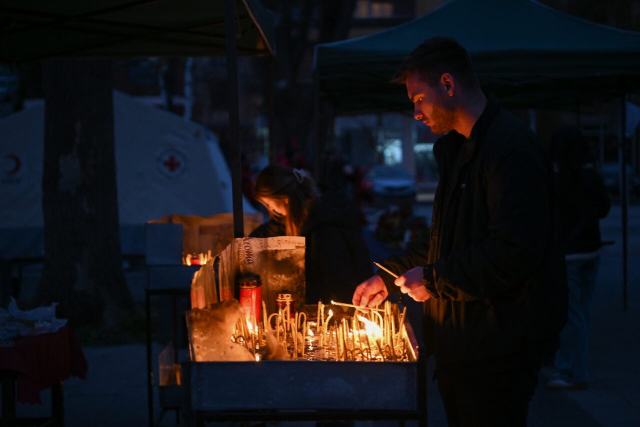 Urmările TRAGEDIEI din Macedonia de Nord. Oamenii au mărșăluit, apoi au distrus restaurantul patronului care deține clubul în care murit 59 de oameni